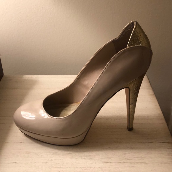 G by GUESS tan/gold pump - Picture 2 of 4